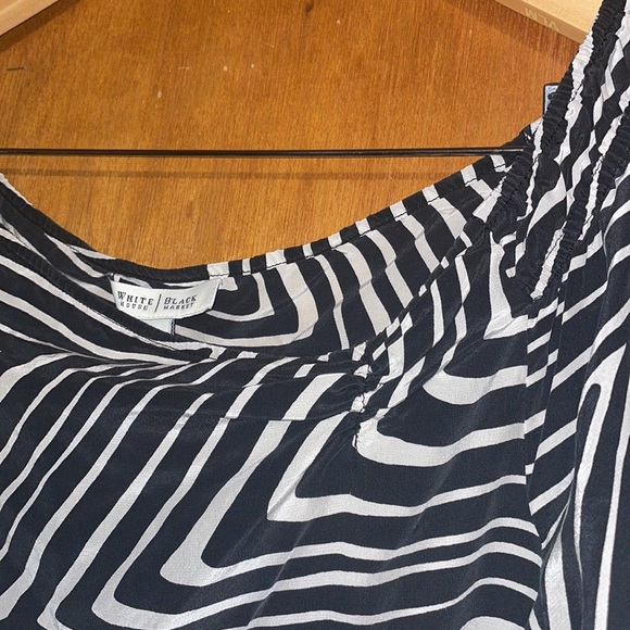 •WHITE HOUSE BLACK MARKET•BLACK/WHITE ZIG ZAG STRIPED 100% SILK BLOUSE SIZE MED - Picture 8 of 8